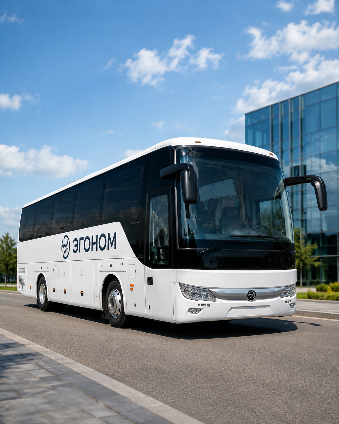 Современный автобус ЭГОНОМ возле делового центра
